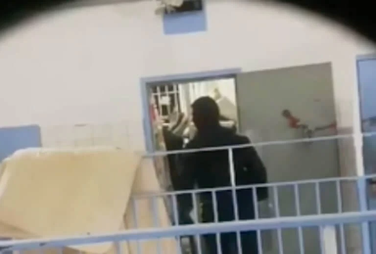 «Μπάτε σκύλοι αλέστε» ο Κορυδαλλός: Κρατούμενοι βιντεοσκοπούσαν έφοδο της ΕΛΑΣ σε κελί και γελούσαν (βίντεο)